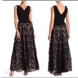 IgNite Evenings By Carollin Black Sleeveless Rauched Waist With Lace Size 10